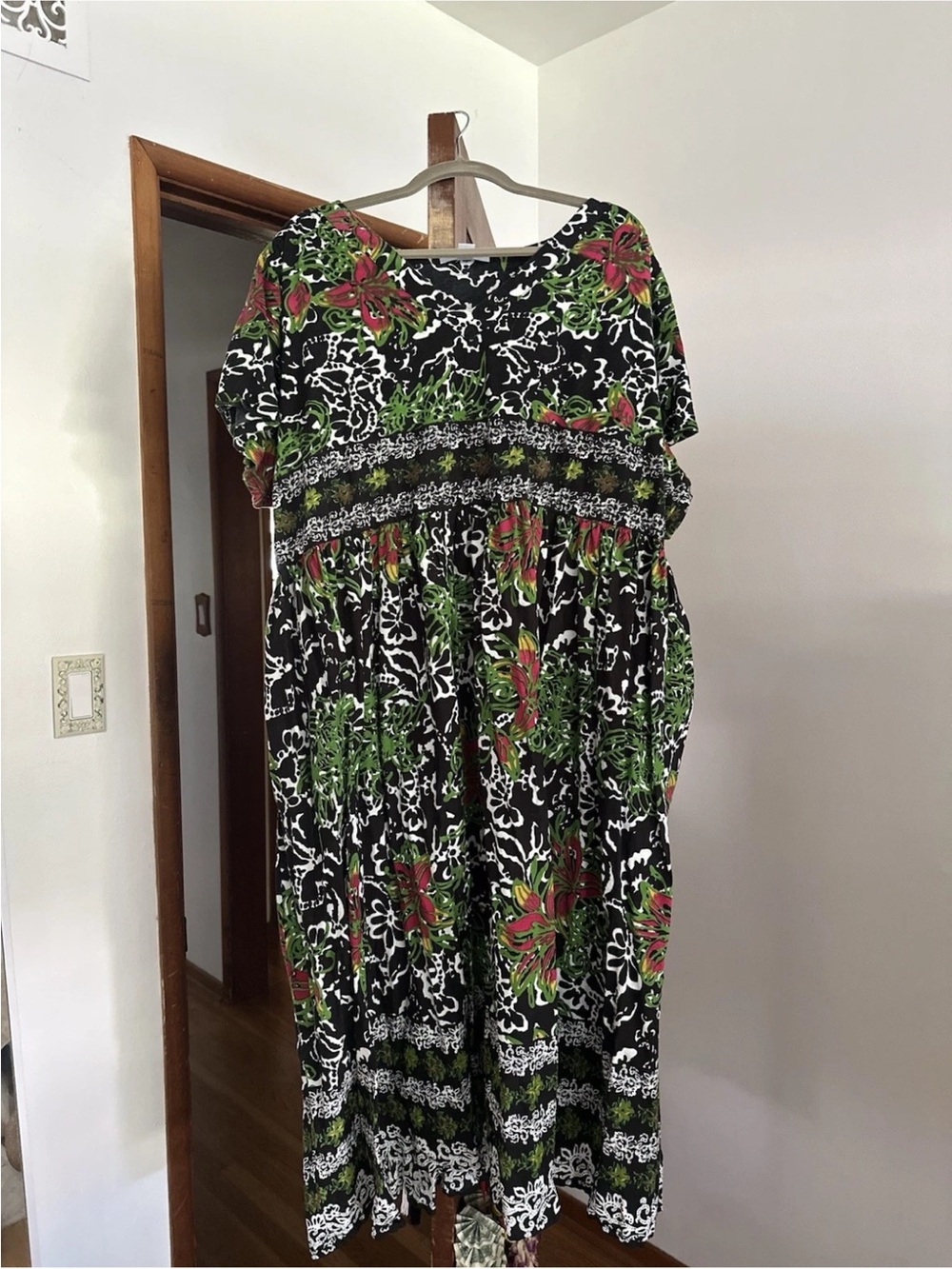 Only Necessities Black Green Red Floral Knit Shift Dress Short Sleeve Long 3X